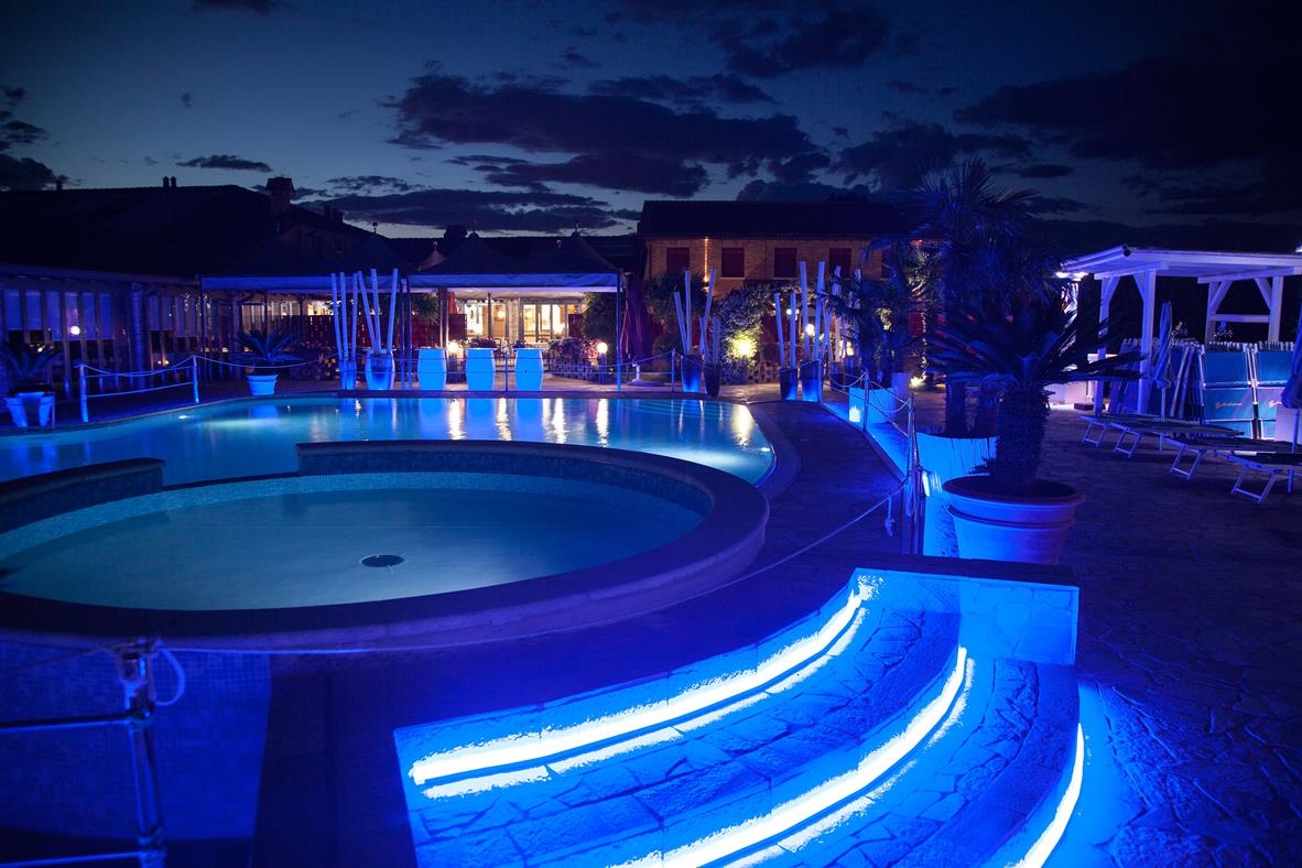 Sei pronto a goderti una giornata in piscina?
